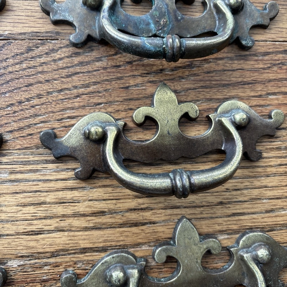 Vtg Keeler Brass Company Fleur De Lis Brass Patina Drawer Pull Handles Lot Of 8 - Picture 5 of 15